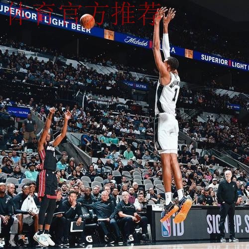 文班亚马右侧落位 转身后仰倒地命中